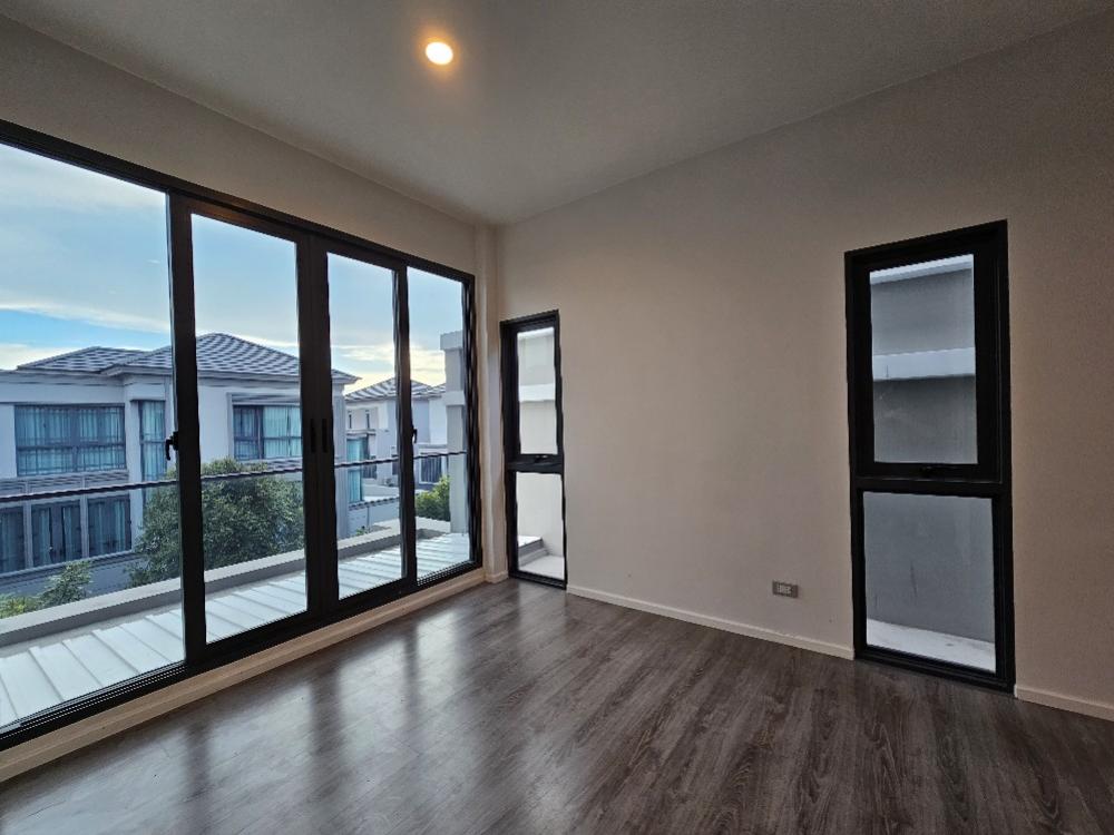 For SalePattanakan, Srinakarin : 🎉Selling a luxury 3-storey house, THE SONNE Srinakarin – Bangna project (The Sonne Srinakarin – Bangna), fully furnished, built-in, ready to move in, Soi Ton, no electric poles, south facing.