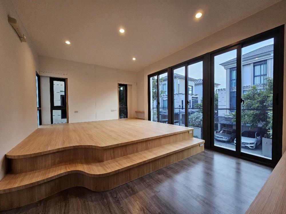 For SalePattanakan, Srinakarin : 🎉Selling a luxury 3-storey house, THE SONNE Srinakarin – Bangna project (The Sonne Srinakarin – Bangna), fully furnished, built-in, ready to move in, Soi Ton, no electric poles, south facing.