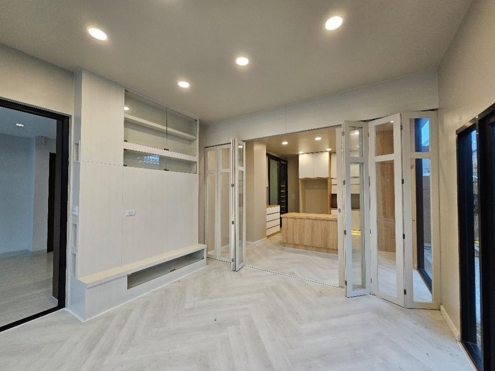 For SalePattanakan, Srinakarin : 🎉Selling a luxury 3-storey house, THE SONNE Srinakarin – Bangna project (The Sonne Srinakarin – Bangna), fully furnished, built-in, ready to move in, Soi Ton, no electric poles, south facing.