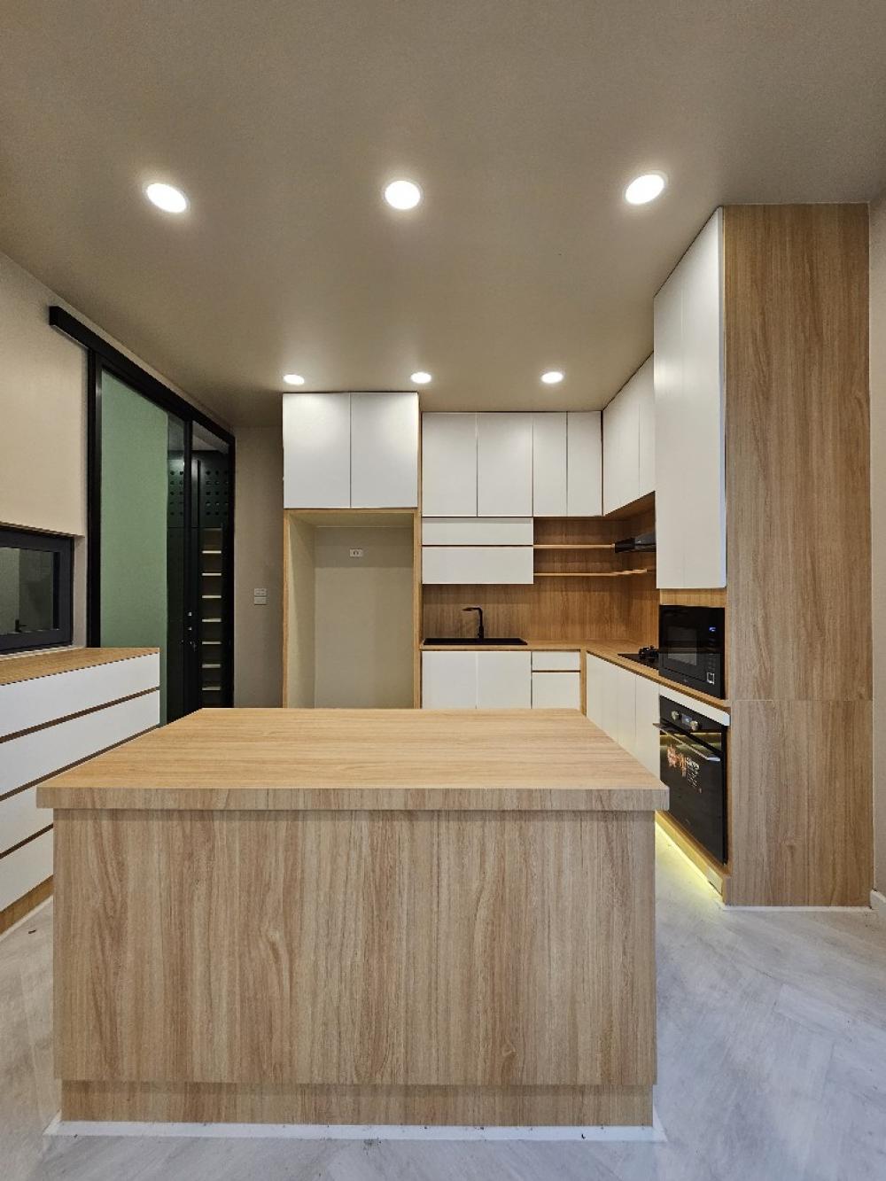 For SalePattanakan, Srinakarin : 🎉Selling a luxury 3-storey house, THE SONNE Srinakarin – Bangna project (The Sonne Srinakarin – Bangna), fully furnished, built-in, ready to move in, Soi Ton, no electric poles, south facing.