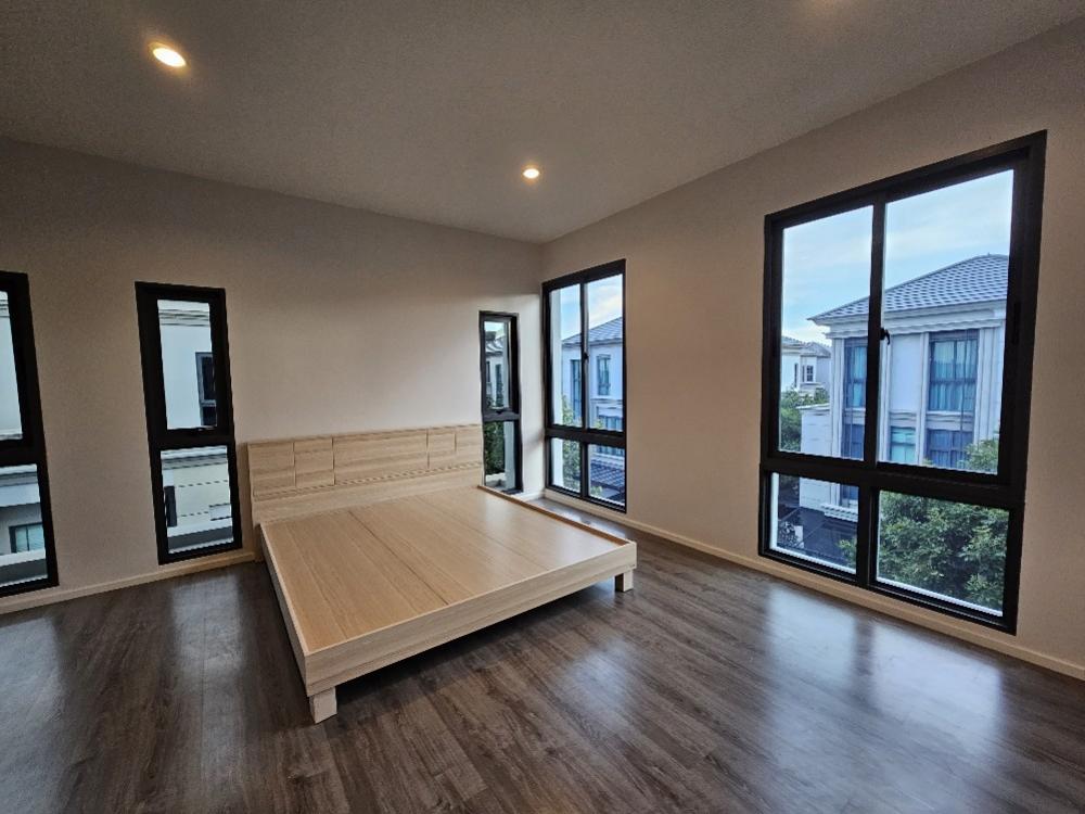 For SalePattanakan, Srinakarin : 🎉Selling a luxury 3-storey house, THE SONNE Srinakarin – Bangna project (The Sonne Srinakarin – Bangna), fully furnished, built-in, ready to move in, Soi Ton, no electric poles, south facing.