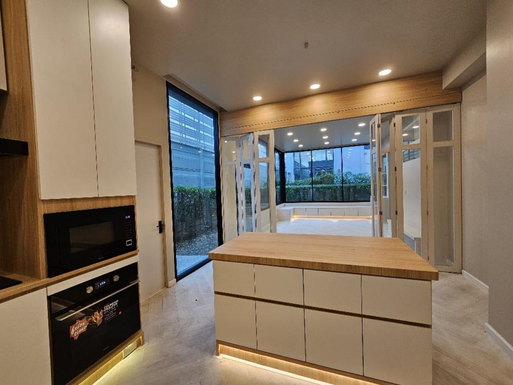 For SalePattanakan, Srinakarin : 🎉Selling a luxury 3-storey house, THE SONNE Srinakarin – Bangna project (The Sonne Srinakarin – Bangna), fully furnished, built-in, ready to move in, Soi Ton, no electric poles, south facing.