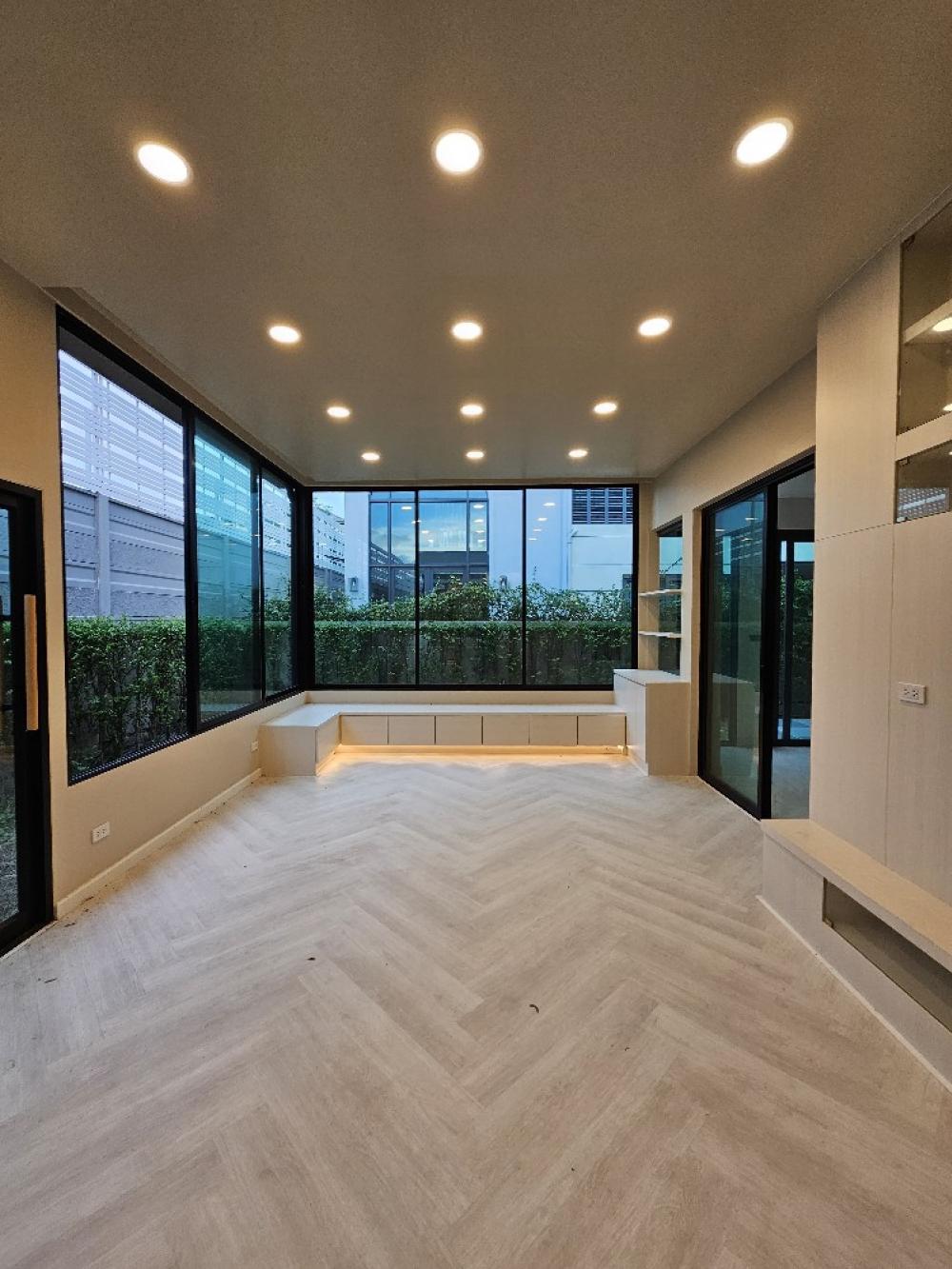 For SalePattanakan, Srinakarin : 🎉Selling a luxury 3-storey house, THE SONNE Srinakarin – Bangna project (The Sonne Srinakarin – Bangna), fully furnished, built-in, ready to move in, Soi Ton, no electric poles, south facing.