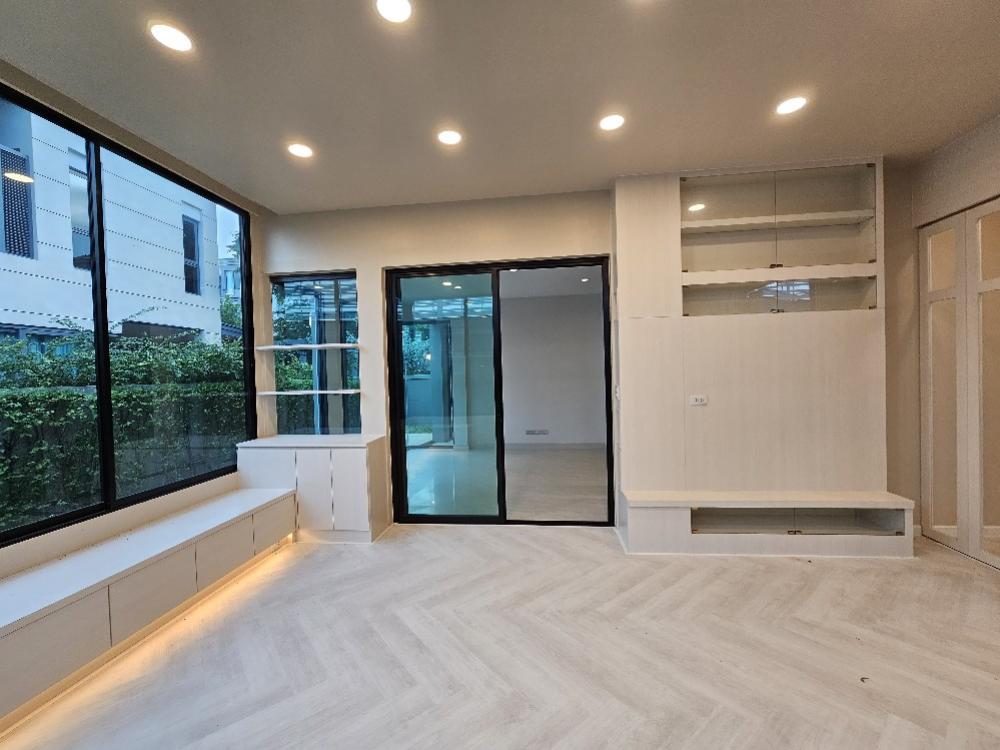 For SalePattanakan, Srinakarin : 🎉Selling a luxury 3-storey house, THE SONNE Srinakarin – Bangna project (The Sonne Srinakarin – Bangna), fully furnished, built-in, ready to move in, Soi Ton, no electric poles, south facing.