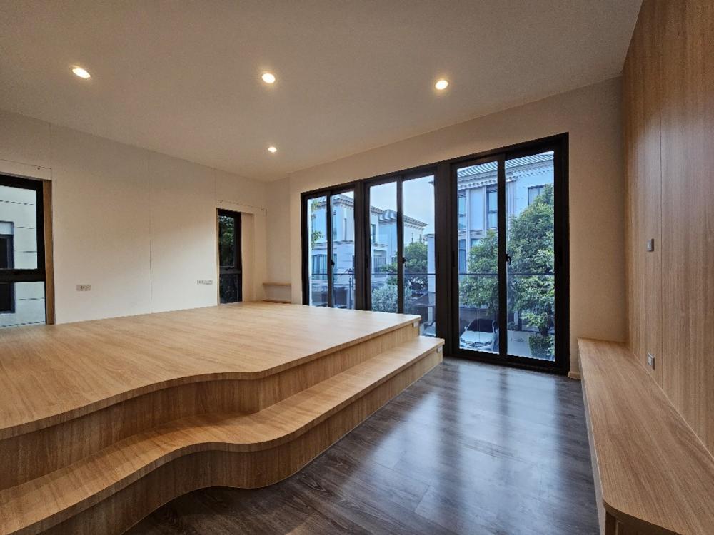 For SalePattanakan, Srinakarin : 🎉Selling a luxury 3-storey house, THE SONNE Srinakarin – Bangna project (The Sonne Srinakarin – Bangna), fully furnished, built-in, ready to move in, Soi Ton, no electric poles, south facing.