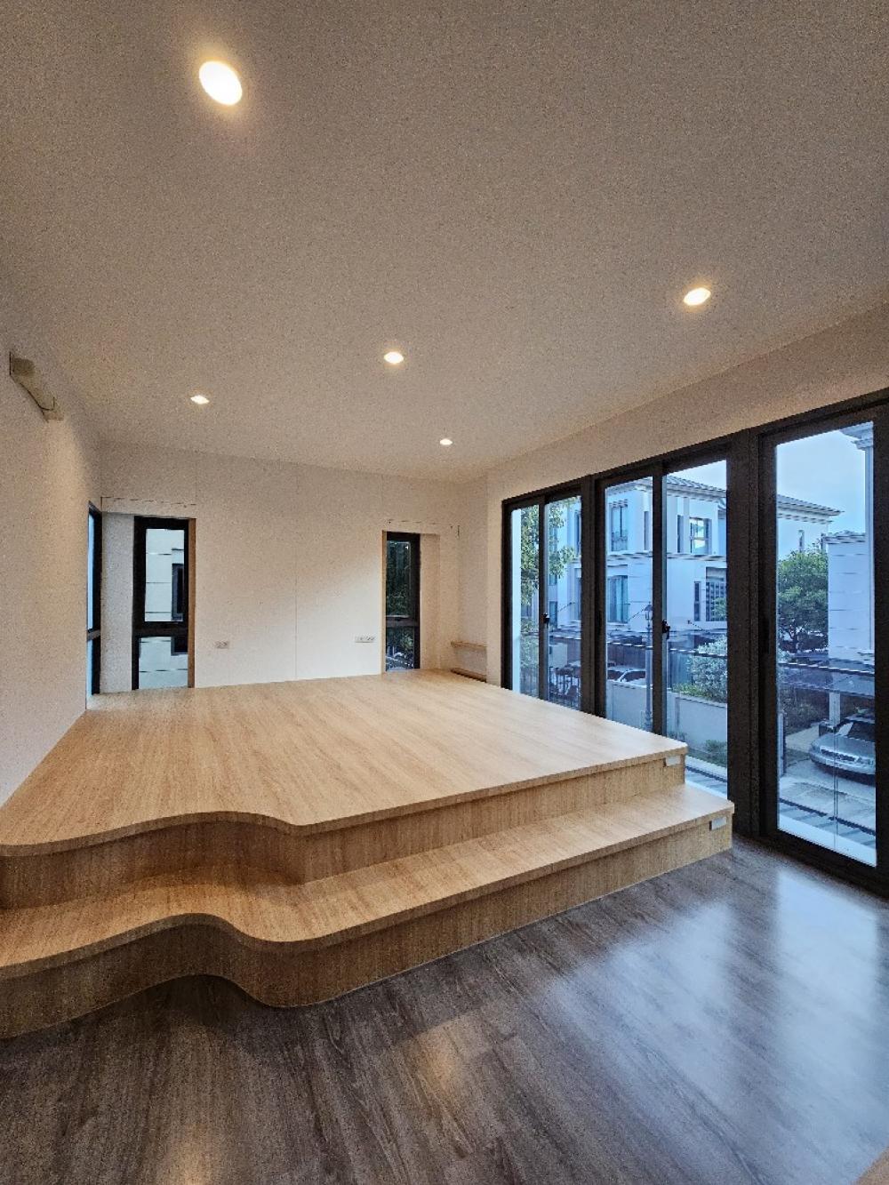 For SalePattanakan, Srinakarin : 🎉Selling a luxury 3-storey house, THE SONNE Srinakarin – Bangna project (The Sonne Srinakarin – Bangna), fully furnished, built-in, ready to move in, Soi Ton, no electric poles, south facing.