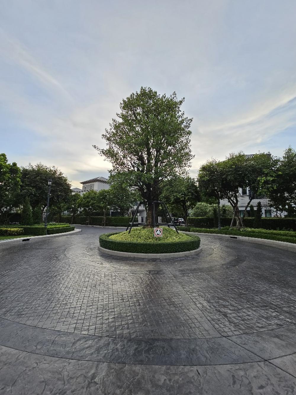 For SalePattanakan, Srinakarin : 🎉Selling a luxury 3-storey house, THE SONNE Srinakarin – Bangna project (The Sonne Srinakarin – Bangna), fully furnished, built-in, ready to move in, Soi Ton, no electric poles, south facing.