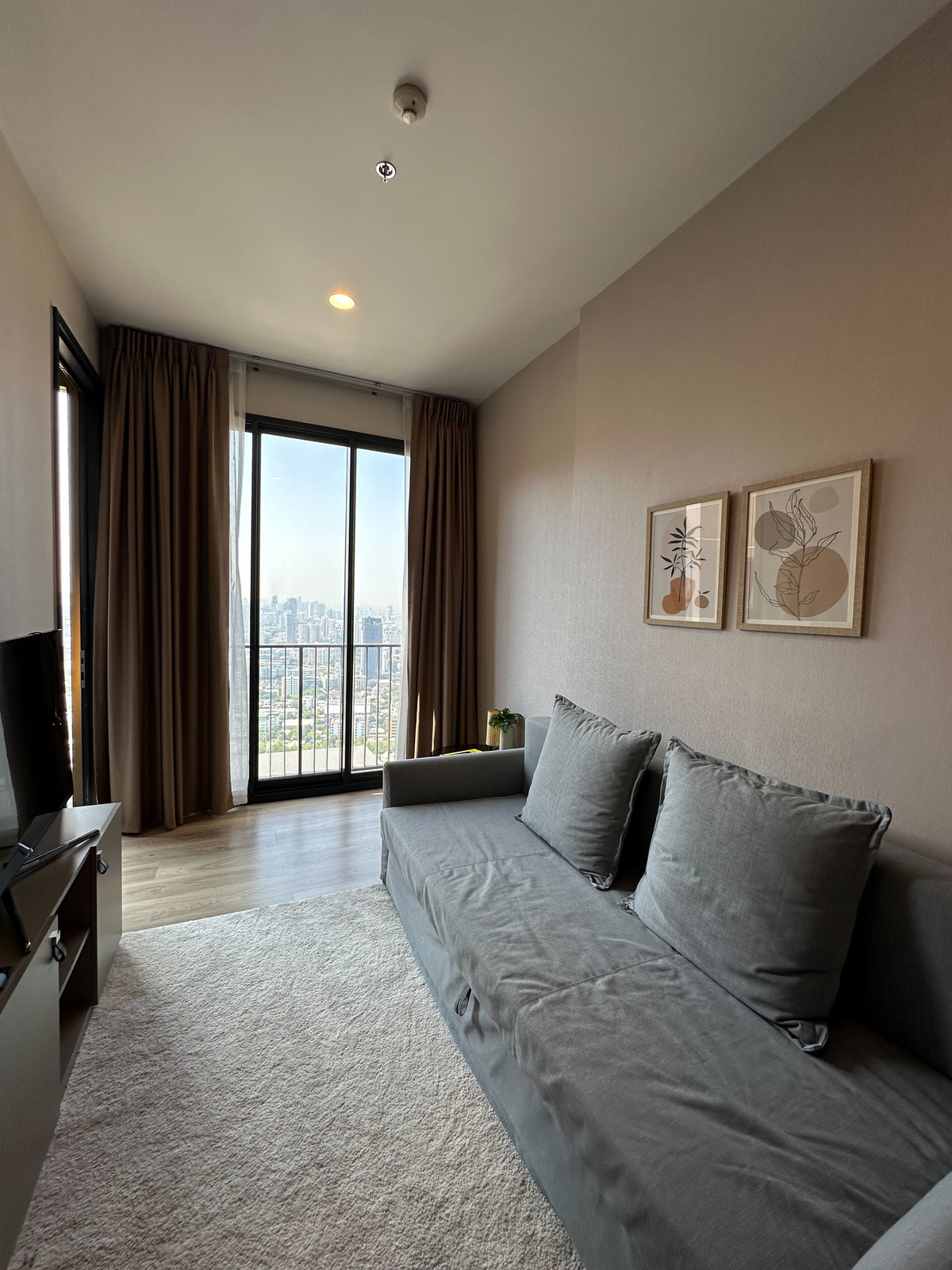 ให้เช่าคอนโดสุขุมวิท อโศก ทองหล่อ : Oka-Huas ♦ขนาด 35 ตร.ม. ชั้น 47  ♦1 ห้องนอน 1 ห้องน้ำใกล้  BTS ทองหล่อ ♦บิวท์อินสวย ตกแต่งเฟอร์ครบ พร้อมอยู่ ห้องใหม่มากกก