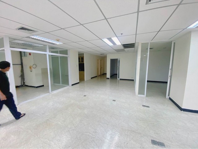 For RentOfficeSukhumvit, Asoke, Thonglor : BS1242 Office for rent, usable area 280 sq m., about 800 meters from Asoke BTS, suitable for an office.