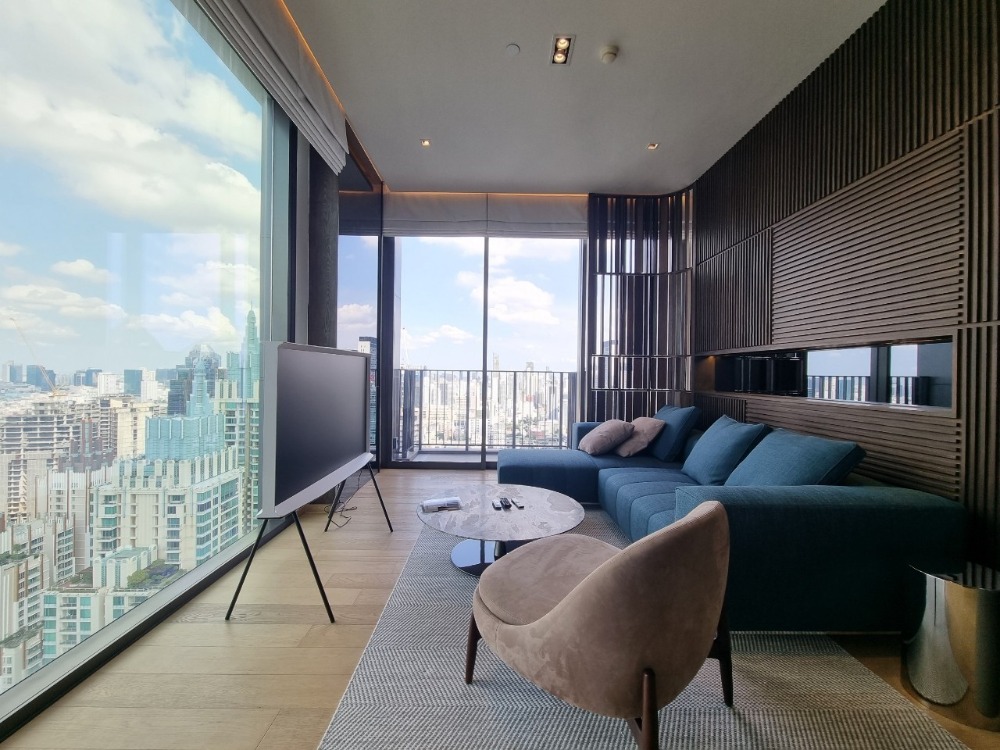 For RentCondoWitthayu, Chidlom, Langsuan, Ploenchit : 2 bedrooms for rent - high floor. corner unit at 28 Chidlom