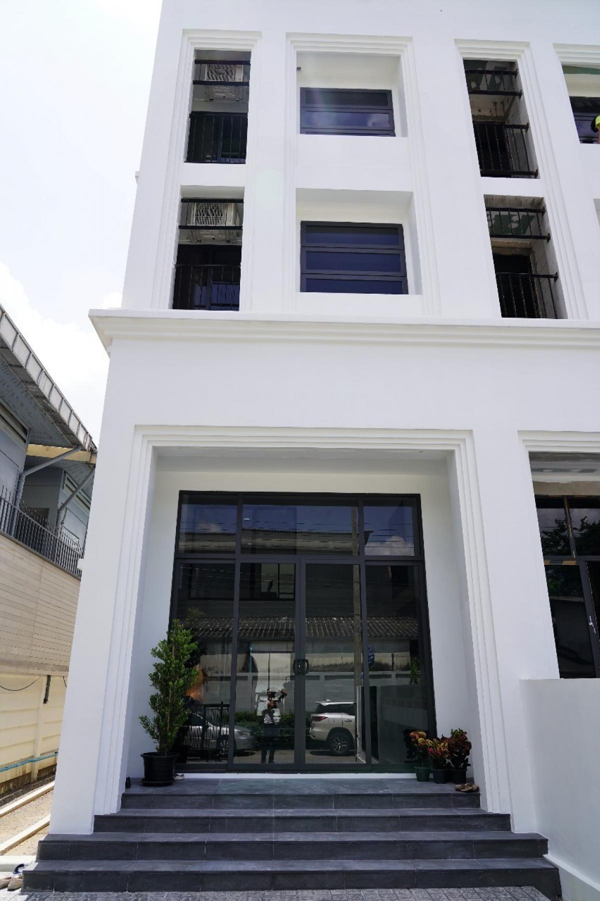 ขายทาวน์โฮมพัฒนาการ ศรีนครินทร์ : รถไฟฟ้าสีเหลือง สถานี ศรีกรีฑา  ใกล้ สนมาบินสุวณณรภูมิ  ถนนศรีนครินทร์   รร.นานาชาติเวลลิงตัน  รร.ไบลต์ตัน คอลเลจ  ม. นานาชาติ แสตมฟอร์ด  ม.รามคำแหง  สนามกอล์ฟ กรุงเทพกรีฑา  สนามกอล์ฟ ยูนิโก้  