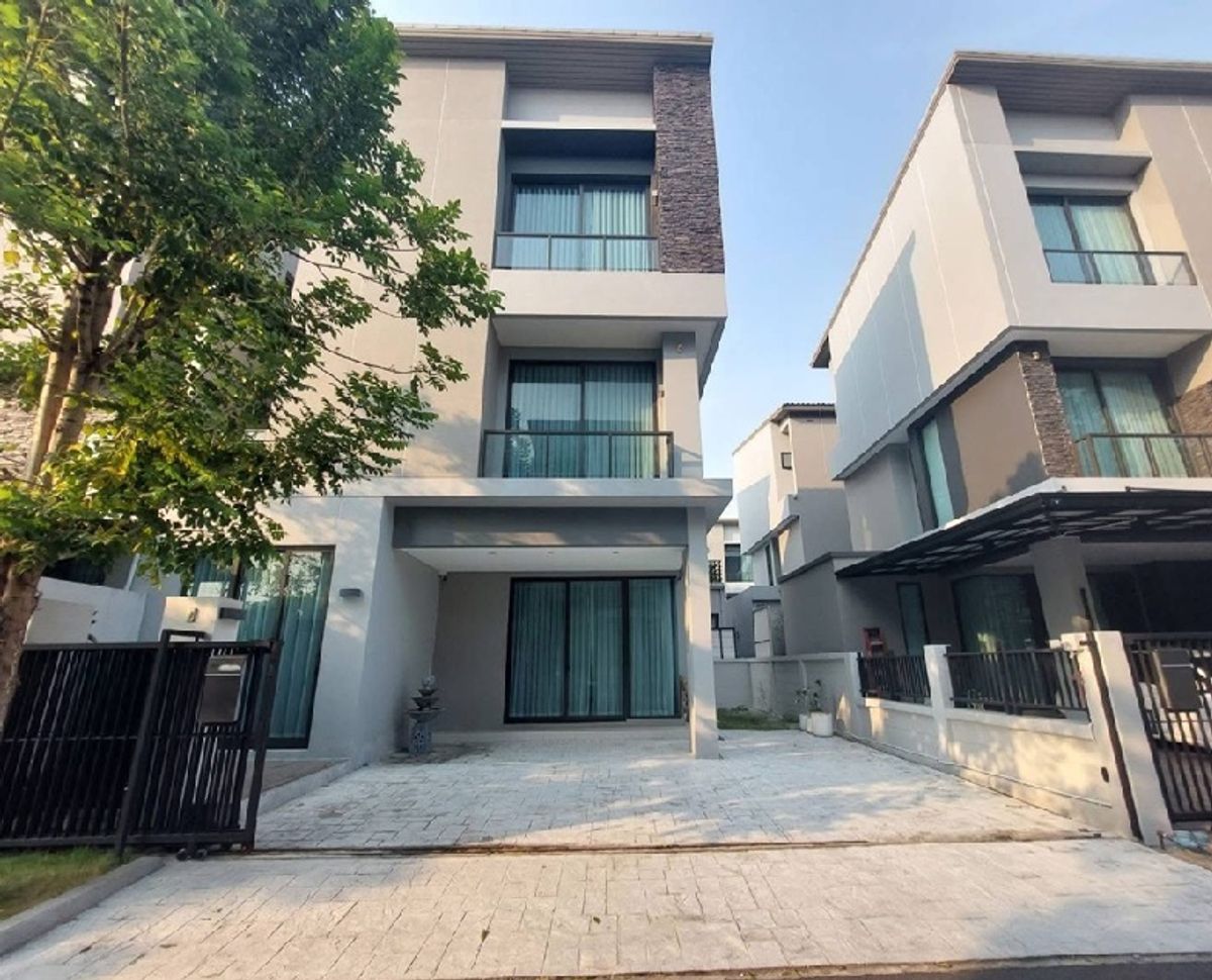 For RentHome OfficeYothinpattana,CDC : For Rent 2-storey detached house, 2 houses, Soi Yothin Phatthana 3 / on land 104 square wah, total usable area of ​​2 houses 400 square meters / parking for 6-7 cars / air conditioning throughout the building / no furniture / very beautifully decorated / 