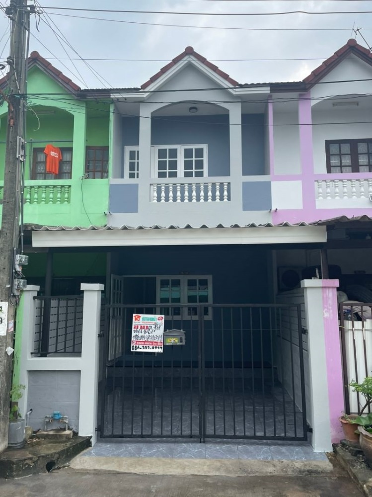 For SaleTownhomeRamkhamhaeng, Hua Mak : For sale cheap, 2-story townhouse, Soi Ramkhamhaeng 118, intersection 42-2, area 16.8 sq m. The house has 2 bedrooms, 2 bathrooms.