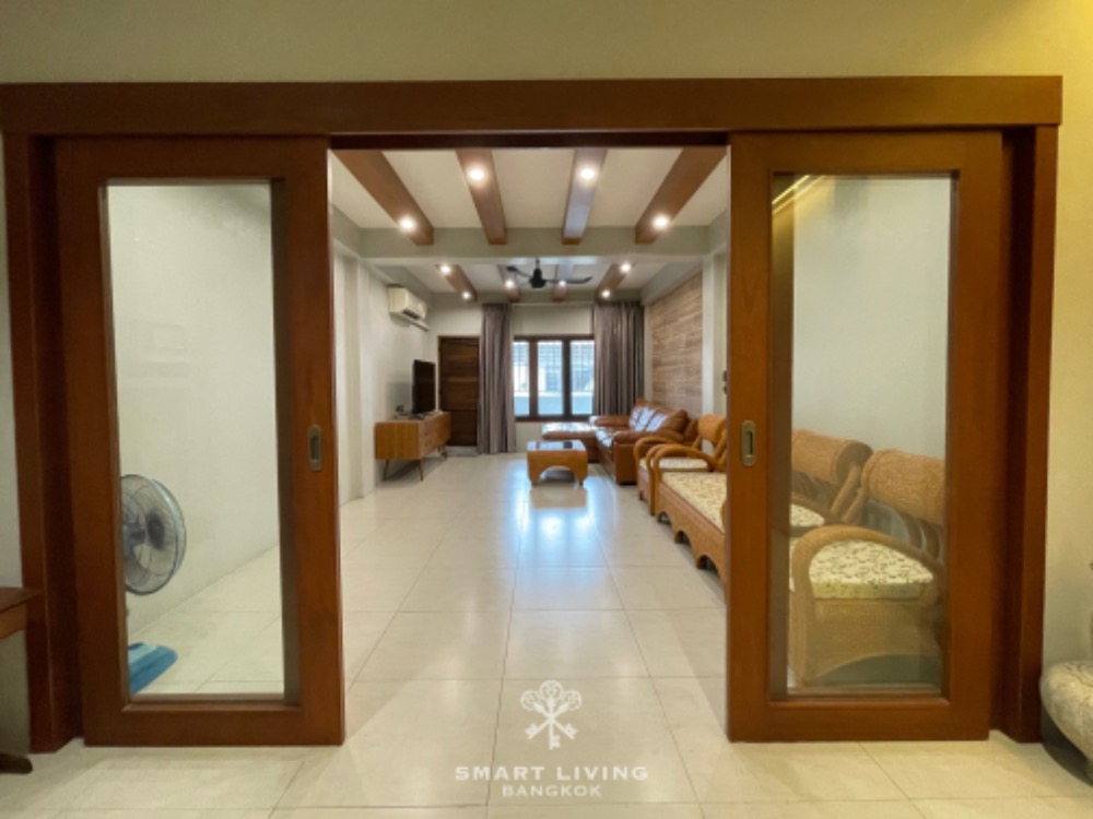 ให้เช่าบ้านสาทร นราธิวาส : ให้เช่าบ้าน 5 ชั้น, ซอยนนทรี12, 2ห้องนอน, มีดาดฟ้า ,สภาพใหม่ ,เฟอร์ครบพร้อมอยู่ ,จอดรถได้ 2 คัน ใกล้โลตัสพระราม3