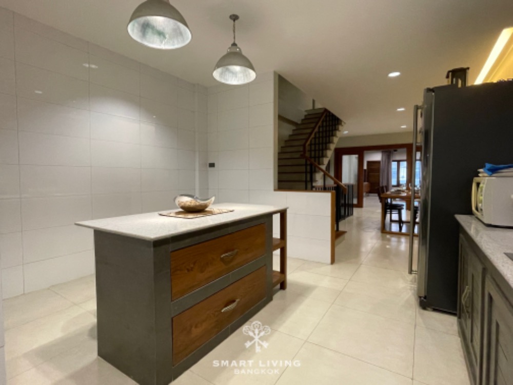 ให้เช่าบ้านสาทร นราธิวาส : ให้เช่าบ้าน 5 ชั้น, ซอยนนทรี12, 2ห้องนอน, มีดาดฟ้า ,สภาพใหม่ ,เฟอร์ครบพร้อมอยู่ ,จอดรถได้ 2 คัน ใกล้โลตัสพระราม3