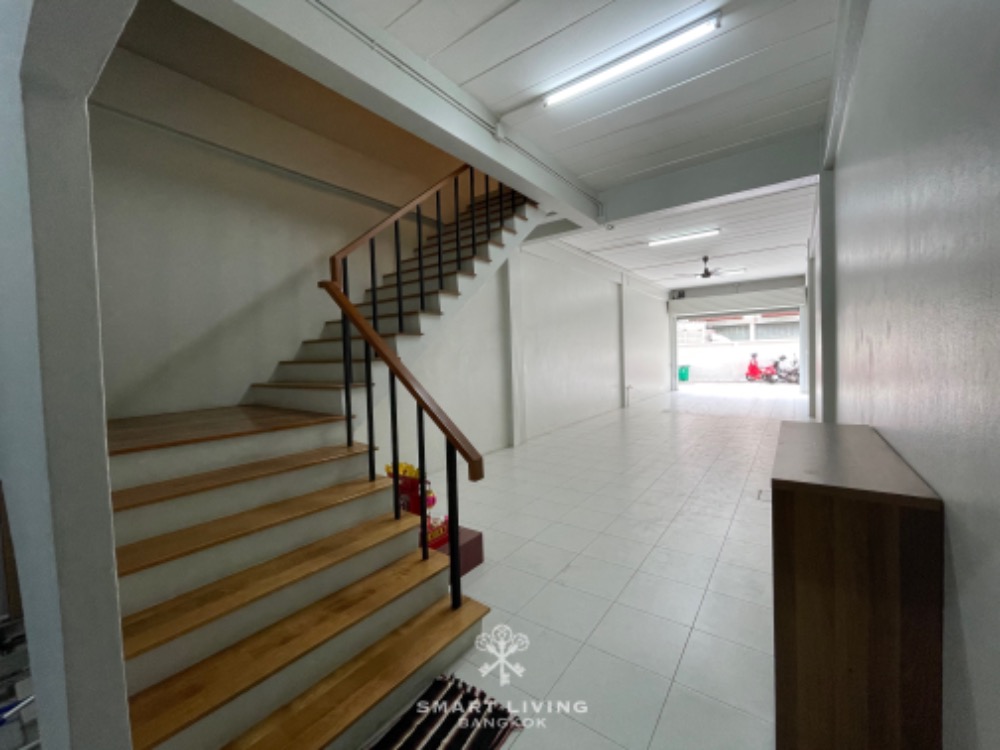 ให้เช่าบ้านสาทร นราธิวาส : ให้เช่าบ้าน 5 ชั้น, ซอยนนทรี12, 2ห้องนอน, มีดาดฟ้า ,สภาพใหม่ ,เฟอร์ครบพร้อมอยู่ ,จอดรถได้ 2 คัน ใกล้โลตัสพระราม3