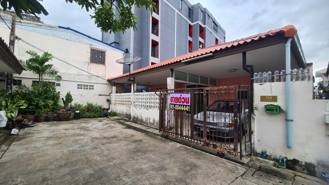 For SaleHouseLadprao101, Happy Land, The Mall Bang Kapi : Cheap single-storey house for sale, Osathit Village 3, 50 sq m, Chokchai 4 Road, Soi 18