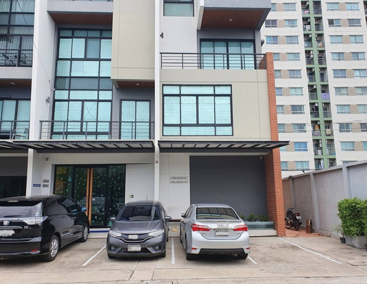 For RentHome OfficeYothinpattana,CDC : For Rent 2-storey detached house, 2 houses, Soi Yothin Phatthana 3 / on land 104 square wah, total usable area of ​​2 houses 400 square meters / parking for 6-7 cars / air conditioning throughout the building / no furniture / very beautifully decorated / 
