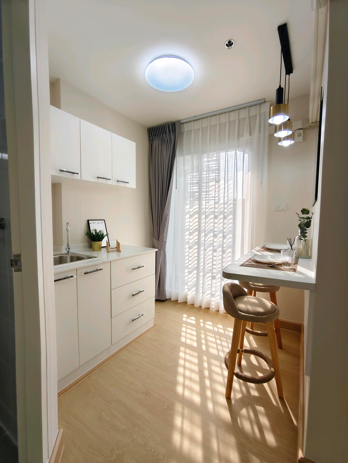 ขายคอนโดปิ่นเกล้า จรัญสนิทวงศ์ : 🔥 ขายด่วน! The Trust Residence ปิ่นเกล้า 🔥ห้องรีโนเวทใหม่ ฟีลเหมือนอยู่บ้าน ชั้น 5 วิวสวน โล่งสบาย ไม่อึดอัด จัดมุมทำงานไว้ให้เรียบร้อย อยู่เองก็ดี ปล่อยเช่าก็คุ้ม