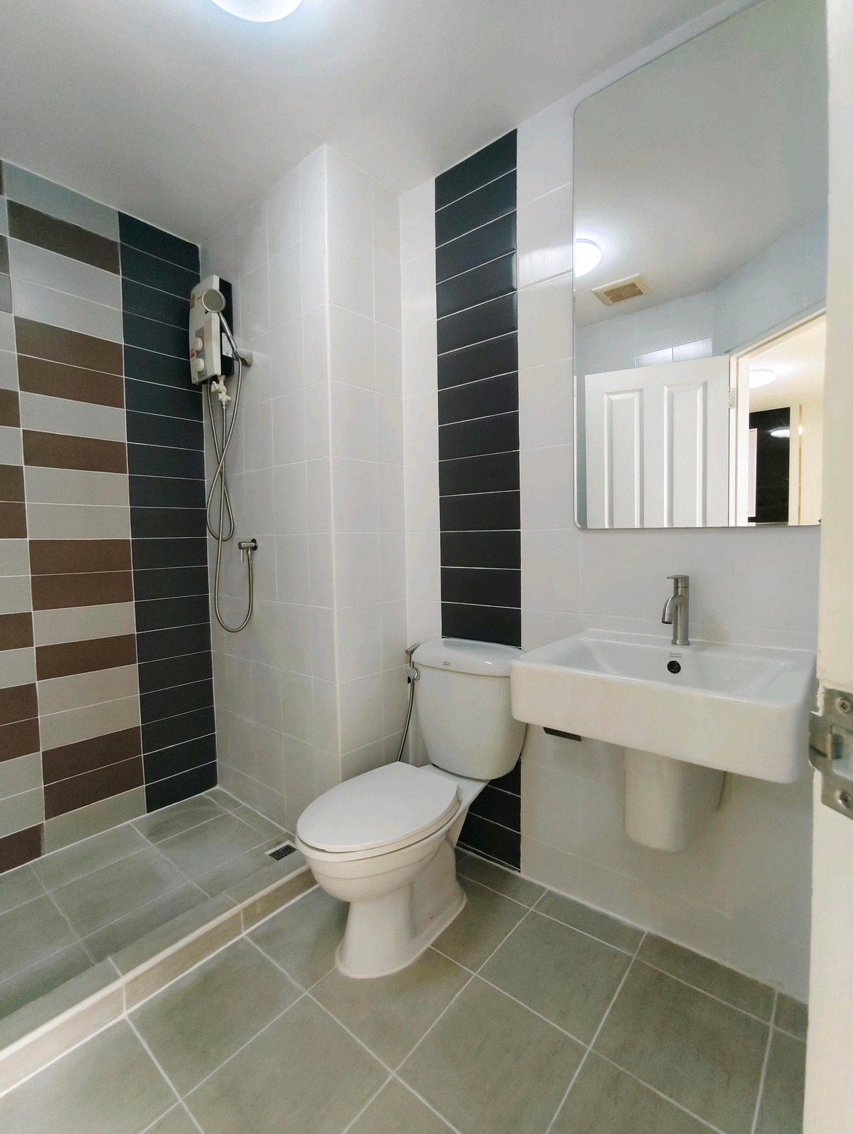 ขายคอนโดปิ่นเกล้า จรัญสนิทวงศ์ : 🔥 ขายด่วน! The Trust Residence ปิ่นเกล้า 🔥ห้องรีโนเวทใหม่ ฟีลเหมือนอยู่บ้าน ชั้น 5 วิวสวน โล่งสบาย ไม่อึดอัด จัดมุมทำงานไว้ให้เรียบร้อย อยู่เองก็ดี ปล่อยเช่าก็คุ้ม