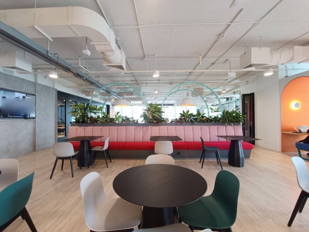 ให้เช่าสำนักงานสีลม ศาลาแดง บางรัก : เซอร์วิสออฟฟิศ พื้นที่สำนักงานให้เช่า สีลม Serviced Office ตกแต่งสวย พร้อมเข้าอยู่ อาคาร สีลม เอจ - Silom Edge Office Building 3 Workstations ราคาเช่า 29,740 บาท/เดือน ใกล้รถไฟฟ้า BTSศาลาแดง, MRTสีลม ย่านสีลม, ศาลาแดง