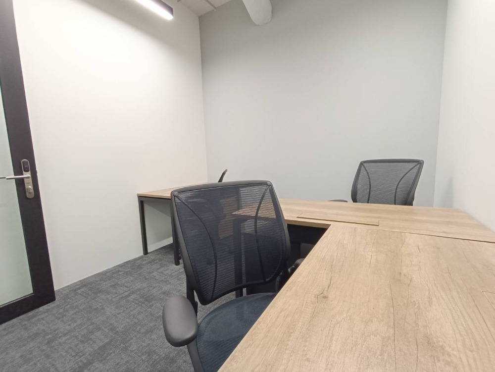 ให้เช่าสำนักงานสีลม ศาลาแดง บางรัก : เซอร์วิสออฟฟิศ พื้นที่สำนักงานให้เช่า สีลม Serviced Office ตกแต่งสวย พร้อมเข้าอยู่ อาคาร สีลม เอจ - Silom Edge Office Building 3 Workstations ราคาเช่า 29,740 บาท/เดือน ใกล้รถไฟฟ้า BTSศาลาแดง, MRTสีลม ย่านสีลม, ศาลาแดง