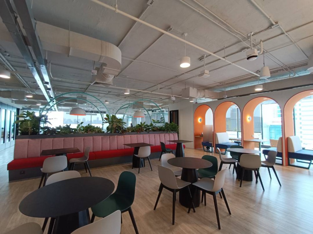 ให้เช่าสำนักงานสีลม ศาลาแดง บางรัก : เซอร์วิสออฟฟิศ พื้นที่สำนักงานให้เช่า Serviced Office สีลม ศาลาแดง ตกแต่งสวย พร้อมเข้าอยู่ อาคาร สีลม เอจ - Silom Edge Office Building 5 Workstations ราคาเช่า 49,540 บาท/เดือน ใกล้รถไฟฟ้า BTSศาลาแดง, MRTสีลม ย่านสีลม