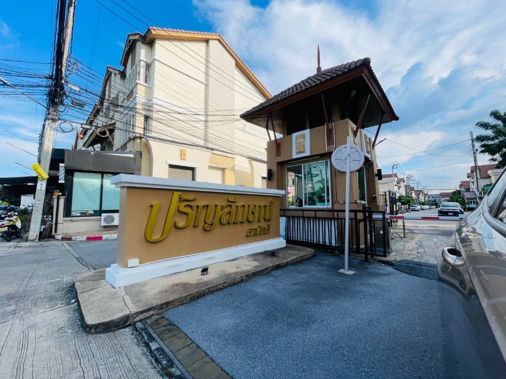 For SaleTownhomeNonthaburi, Bang Yai, Bangbuathong : 2.5-storey townhouse, Parinlak Light Village, Samakkhi Road , for sale with tenant, has swimming pool and 24-hour security.