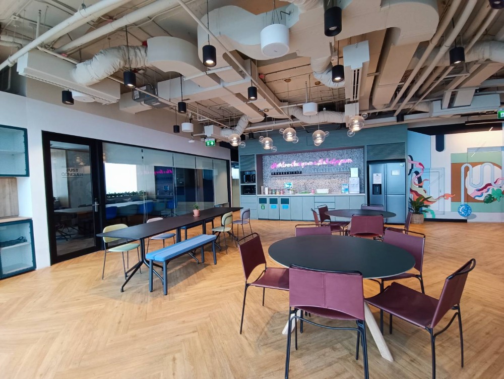 ให้เช่าสำนักงานสยาม จุฬา สามย่าน : เซอร์วิสออฟฟิศ พื้นที่สำนักงานให้เช่า สามย่าน Serviced Office ตกแต่งสวย พร้อมเข้าอยู่ อาคาร สามย่านมิตรทาวน์ ออฟฟิศ ทาวเวอร์ - SAMYAN MITRTOWN Office Tower Building 6 Workstations ราคาเช่า 57,500 บาท/เดือน ใกล้รถไฟฟ้า