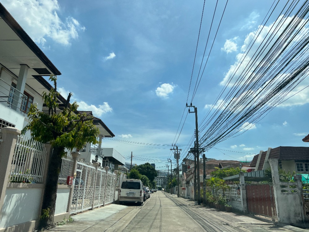 For SaleLandRama9, Petchburi, RCA : Selling cheap!! Beautiful land, good location, Rama 9 Road, Soi 62, area 250 square meters.