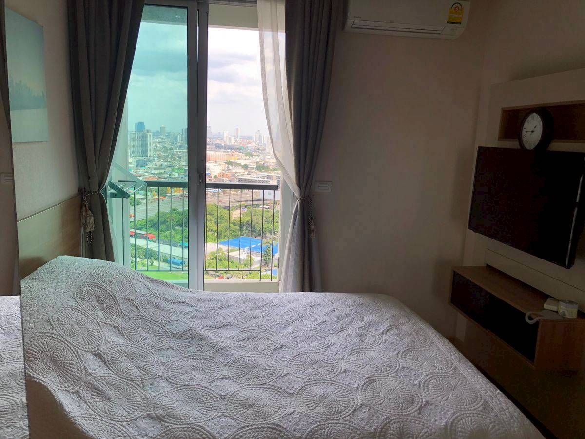 ให้เช่าคอนโดสาทร นราธิวาส : ริทึ่ม สาทร : 35 ตร.ม. ชั้น  28  (1 ห้องนอน1 ห้องน้ำ 1 ห้องนั่งเล่น ) ★ ใกล้กับ BTS สะพานตากสิน และท่าเรือตากสิน ★  พร้อมเฟอร์นิเจอร์และเครื่องใช้ไฟฟ้า★  วิวไม่บล็อก  ★