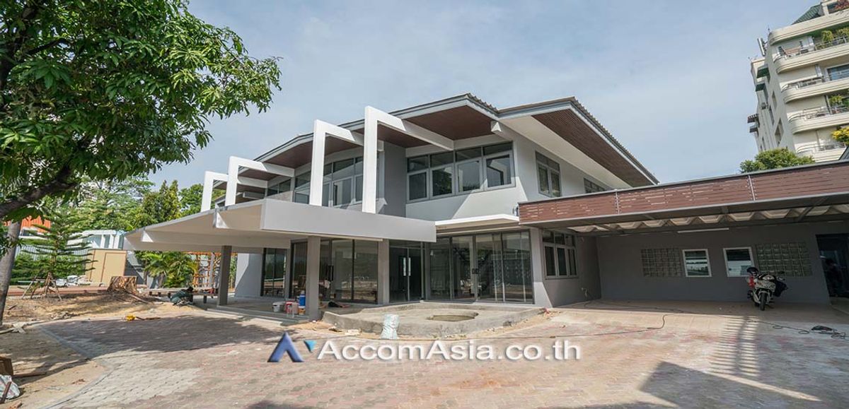 ให้เช่าบ้านสุขุมวิท อโศก ทองหล่อ : 🔼 AccomA🔽  Home Office, Private Swimming Pool, Pet friendly Spacious Family Home with Pool and Lawn (10003201)