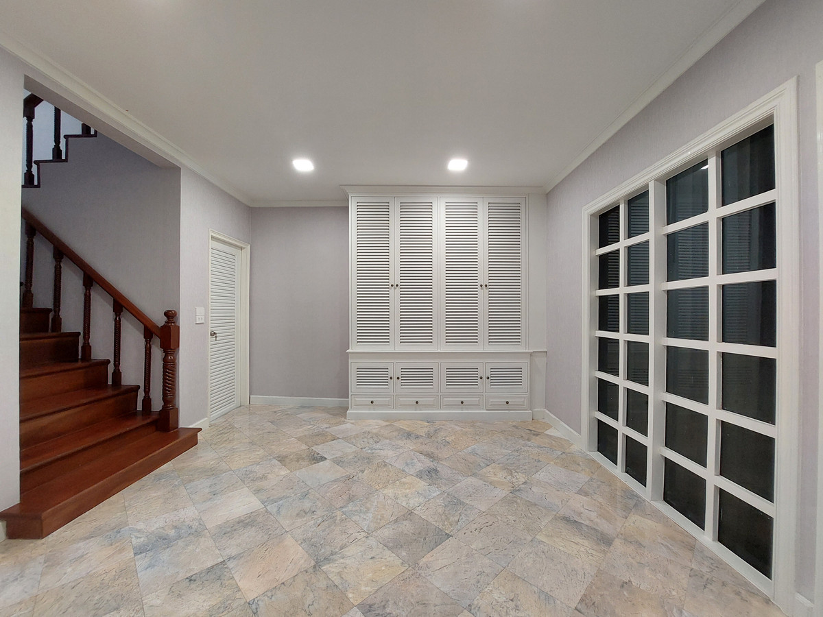 For SaleHouseSamut Prakan,Samrong : House for Sale with Tenant: Ladawan Srinagarindra, 138 Sq.Wah, Special Price!!