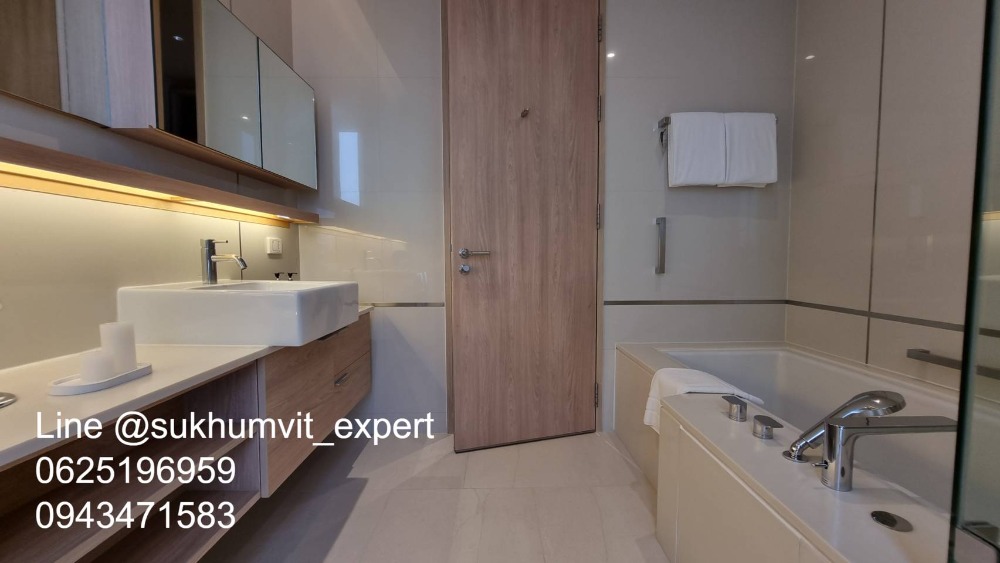 For RentCondoSukhumvit, Asoke, Thonglor : BTS Thonglor, luxury serviced apartment for rent, 1 bedroom, 1 bathroom, area 65 sq m., modern style.