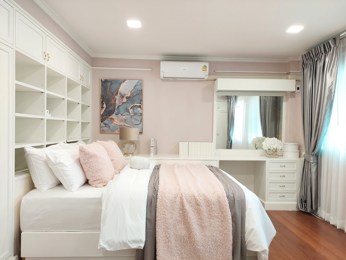 For SaleHouseSamut Prakan,Samrong : House for Sale with Tenant: Ladawan Srinagarindra, 138 Sq.Wah, Special Price!!