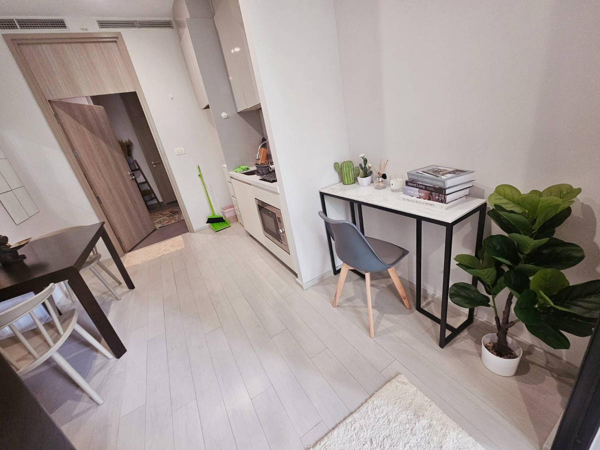 ให้เช่าคอนโดวิทยุ ชิดลม หลังสวน : Noble Ploenchit ห้องใหม่  45 Sqm Private Lift ชั้น 3 (Clear View)★ตึกที่CEOอยู่★มีทางเชื่อมติดสถานีรถไฟฟ้า BTS เพลินจิต ★โอเอซิสใจกลางเมือง4 ไร่ ★Clear View