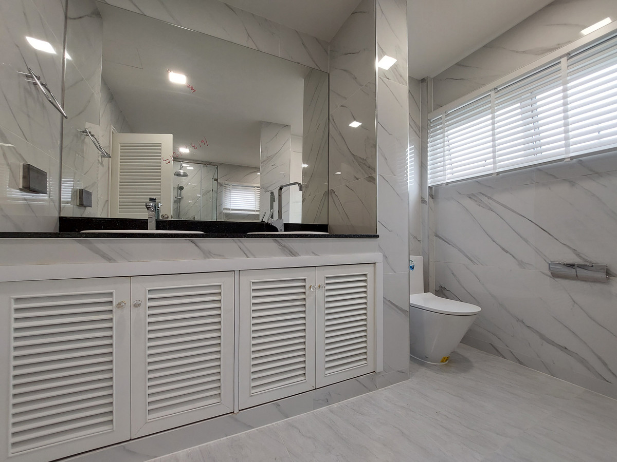 For SaleHouseSamut Prakan,Samrong : House for Sale with Tenant: Ladawan Srinagarindra, 138 Sq.Wah, Special Price!!