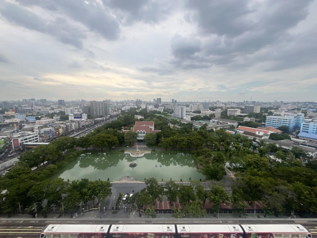 Sale DownCondoKasetsart, Ratchayothin : So Kaset Interchange, 15th floor, beautiful view as in the picture, high from the electric train tracks. Get a view of Kasetsart University, full frame, good position, not near the lift/garbage room Not the opposite of other rooms, ready to sell only 5.19