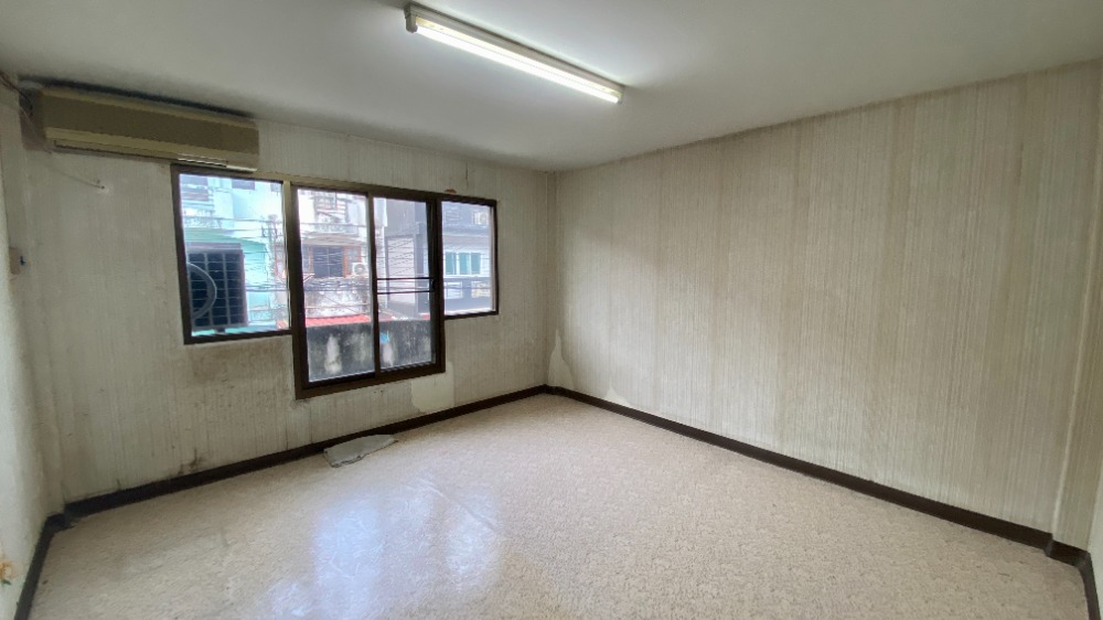 For SaleTownhomeEakachai, Bang Bon : House for sale, 3-story townhome, good location, behind Big C Kanlapaphruek. Tuang Thong Village 6, Bangbon