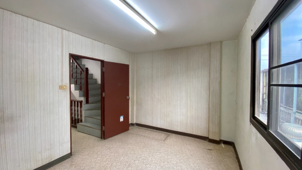 For SaleTownhomeEakachai, Bang Bon : House for sale, 3-story townhome, good location, behind Big C Kanlapaphruek. Tuang Thong Village 6, Bangbon