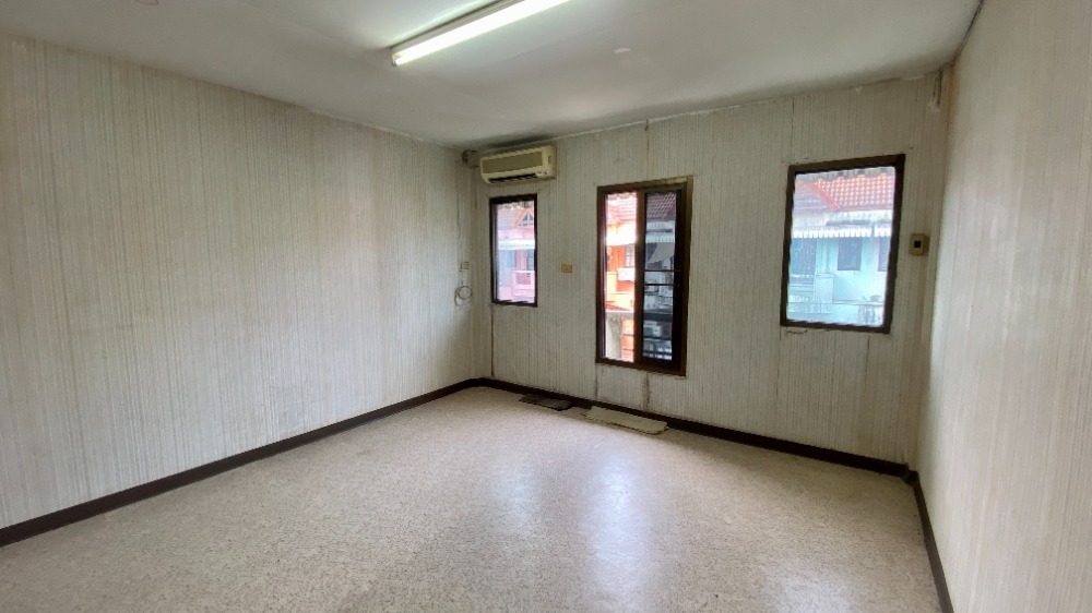 For SaleTownhomeEakachai, Bang Bon : House for sale, 3-story townhome, good location, behind Big C Kanlapaphruek. Tuang Thong Village 6, Bangbon