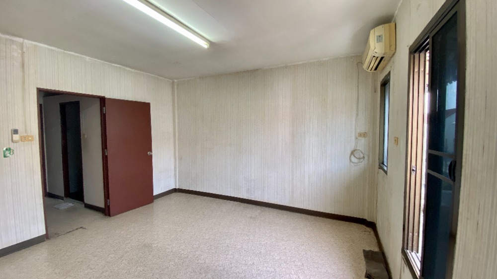 For SaleTownhomeEakachai, Bang Bon : House for sale, 3-story townhome, good location, behind Big C Kanlapaphruek. Tuang Thong Village 6, Bangbon