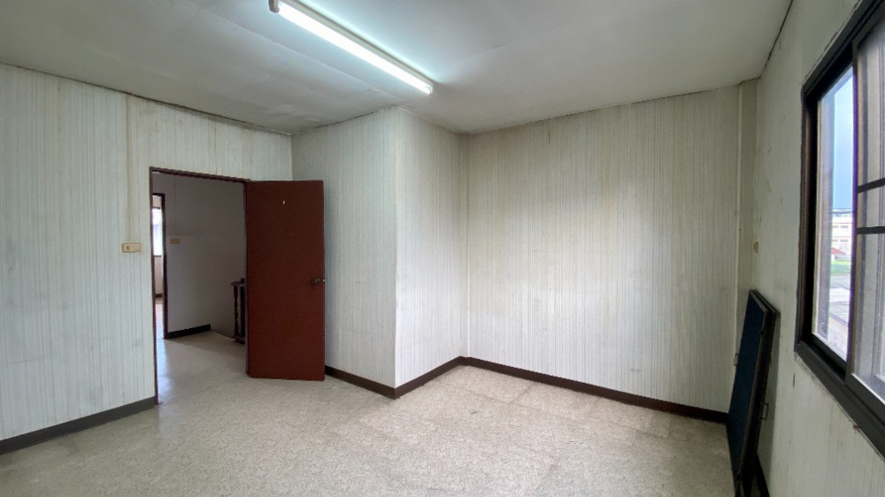 For SaleTownhomeEakachai, Bang Bon : House for sale, 3-story townhome, good location, behind Big C Kanlapaphruek. Tuang Thong Village 6, Bangbon