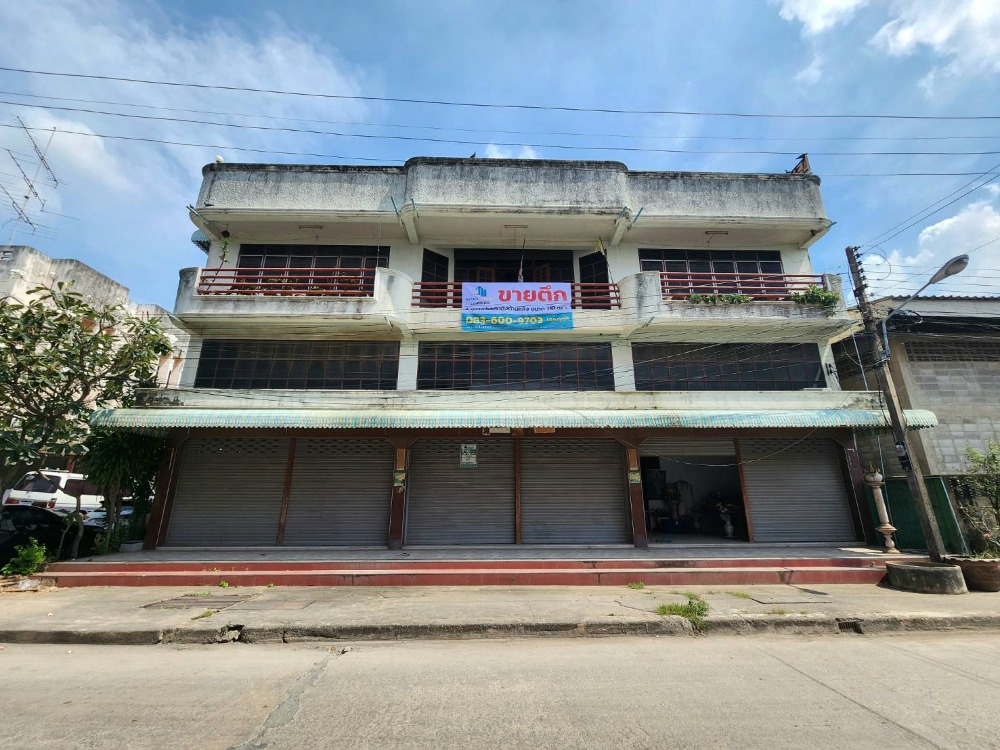 For SaleShop HouseSaraburi : Commercial building for sale with warehouse in the back, 2.5 floors, size 210 sq m, near Wat Kaeng Khoi, Saraburi Province.