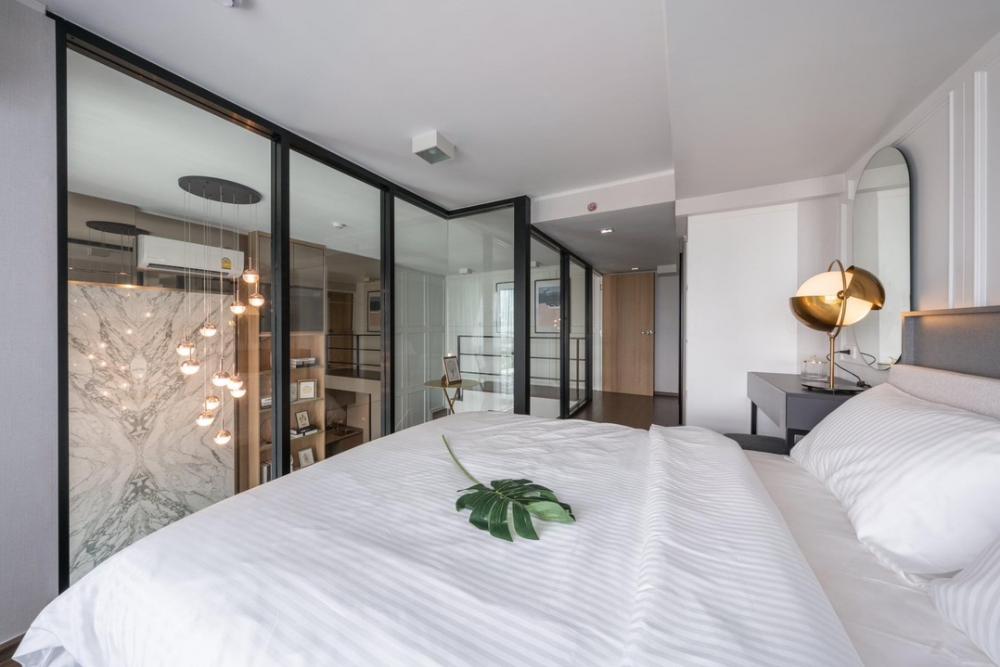 For SaleCondoRama9, Petchburi, RCA : Brand new room, 0 baht down payment, 2-story room, high floor, free of all expenses, low installments 20,000/month