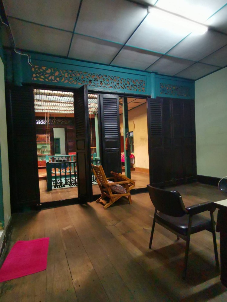 For SaleShop HouseYaowarat, Banglamphu : Urgent sale, commercial building, 5 floors, 2 units, good location, Yaowarat, area 63 square meters, price 170 million baht.