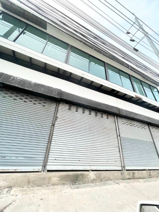 For RentShop HouseNawamin, Ramindra : Commercial building for rent near Central Ramintra, just 1 minute.