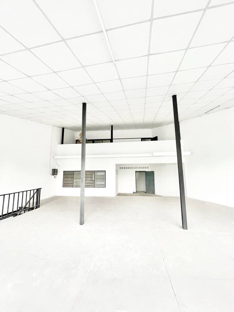 For RentShop HouseNawamin, Ramindra : Commercial building for rent near Central Ramintra, just 1 minute.