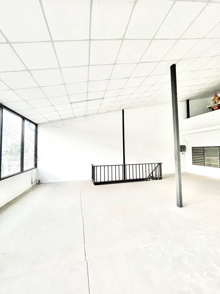 For RentShop HouseNawamin, Ramindra : Commercial building for rent near Central Ramintra, just 1 minute.