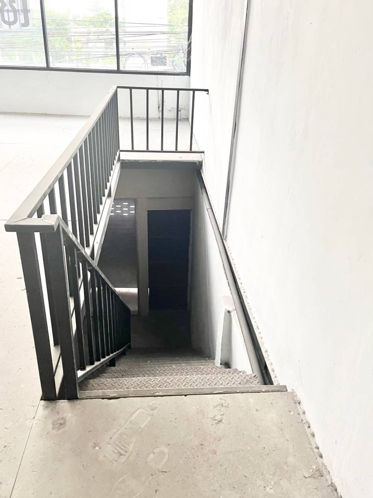 For RentShop HouseNawamin, Ramindra : Commercial building for rent near Central Ramintra, just 1 minute.